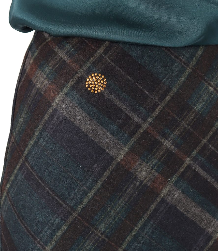 Fusta midi evazata in carouri