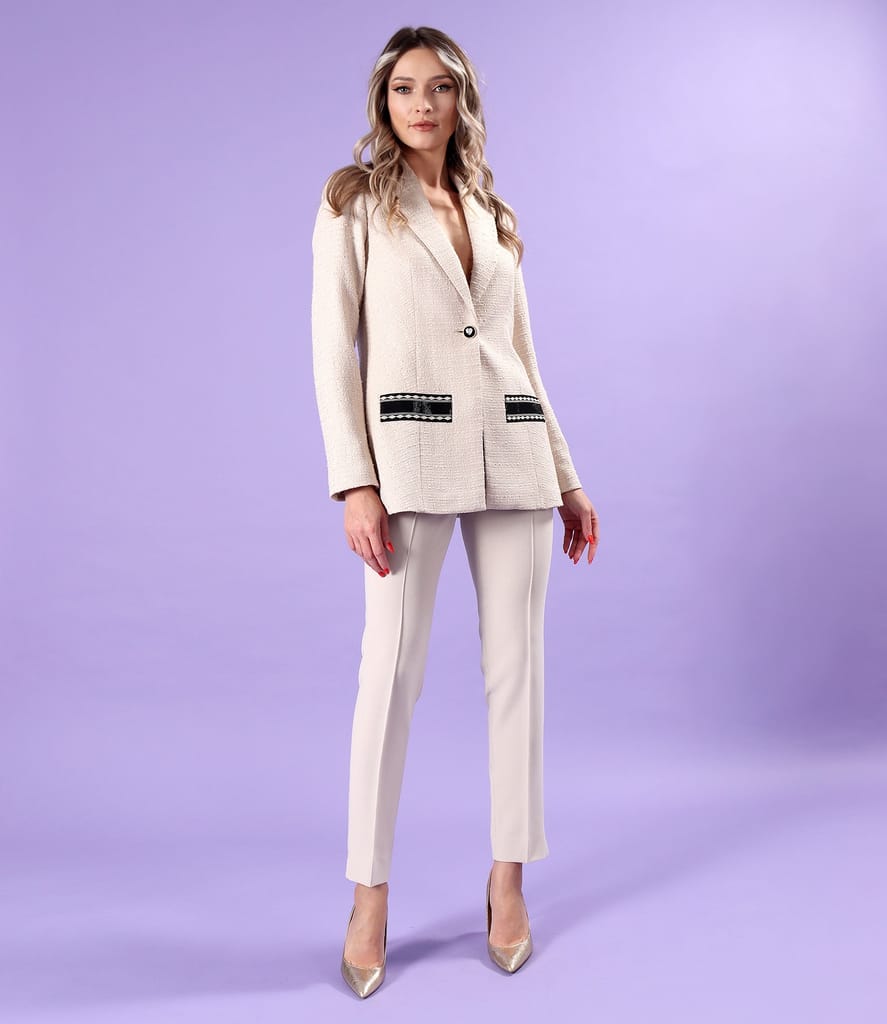 Tinuta eleganta cu pantaloni pana si sacou lung din bucle