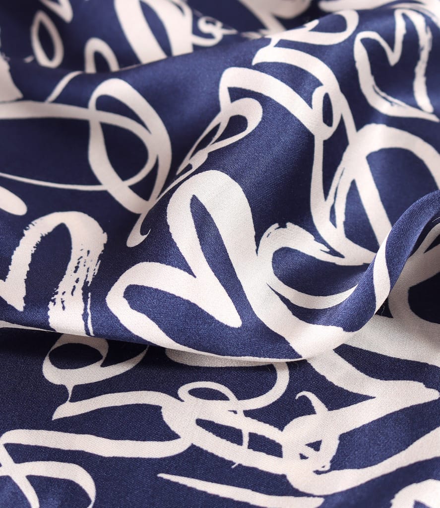 Rochie midi din satin de viscoza imprimata cu inimi