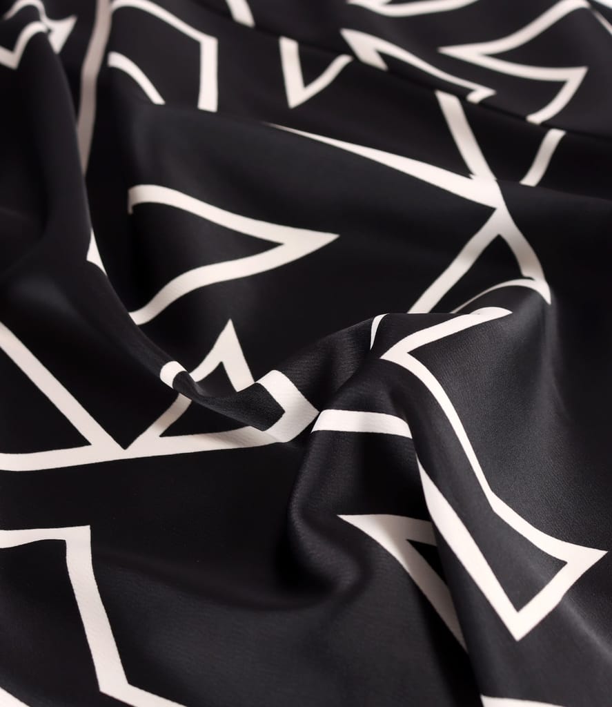 Rochie lejera din satin imprimat cu motive geometrice