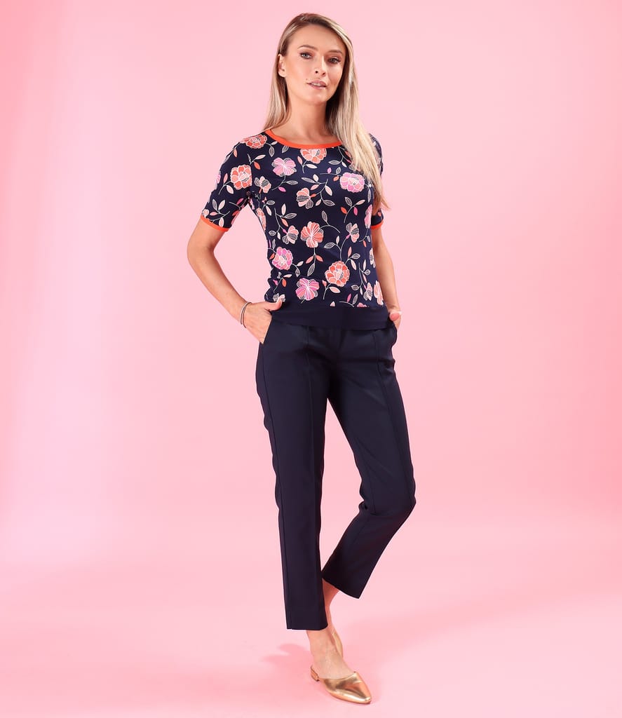 Tinuta smart casual cu pantaloni pana si bluza din jerse elastic imprimat in relief