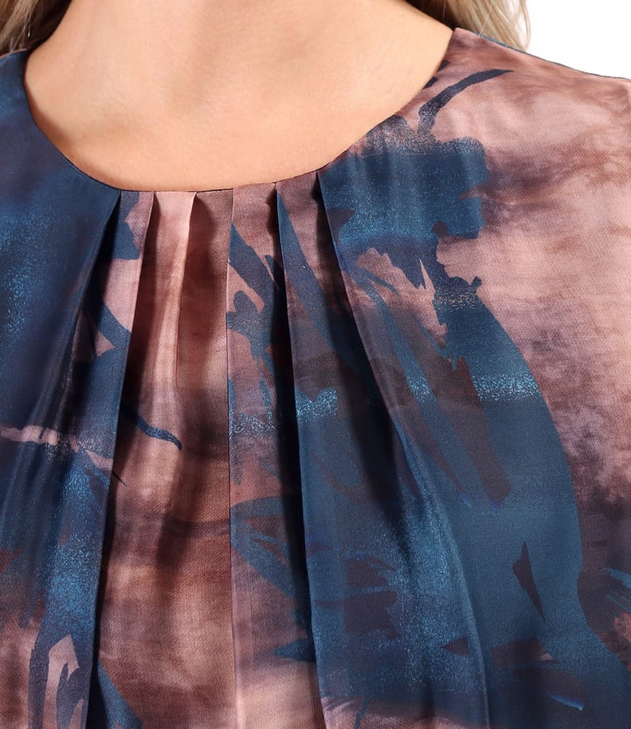 Bluza cu falduri la decolteu din voal imprimat