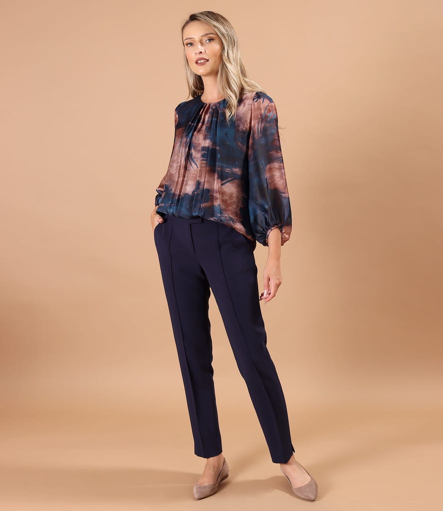 Tinuta eleganta cu pantaloni pana si bluza lejera din voal imprimat