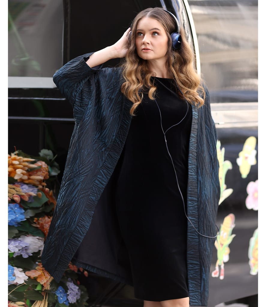 Jacheta oversize din brocart cu rochie din catifea elastica neagra