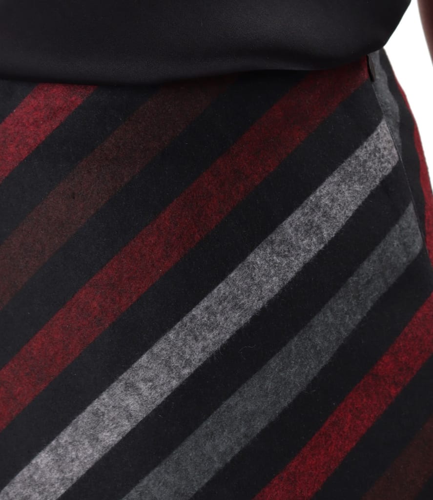 Fusta evazata din stofa cu dungi