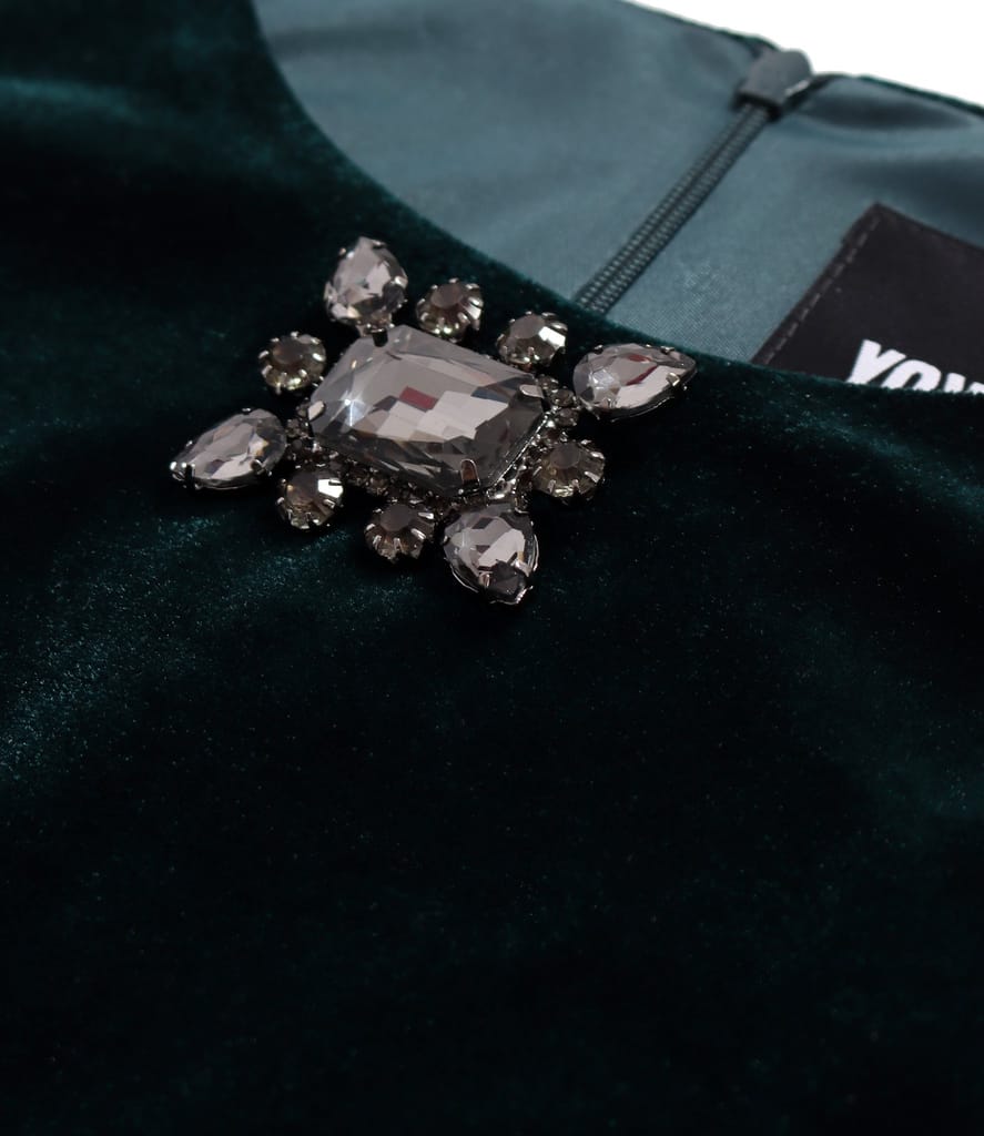 Rochie eleganta din catifea elastica cu brosa cu cristale