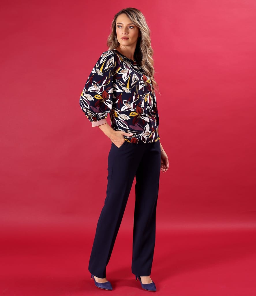 Tinuta eleganta cu pantaloni drepti si bluza cu maneci