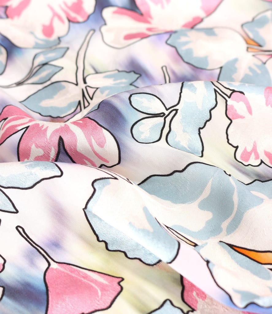 Bluza lejera din viscoza cu motive florale si fir de effect