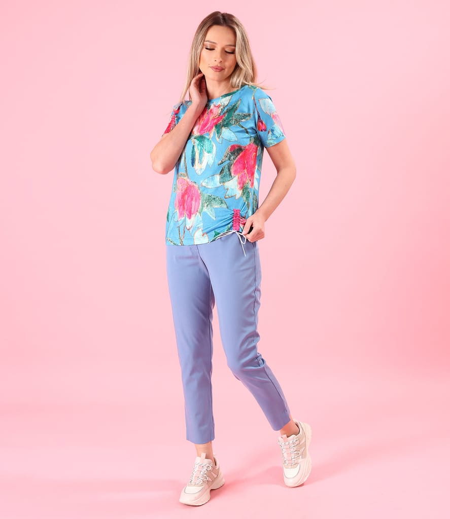 Tinuta smart casual cu pantaloni lejeri din tencel si bluza din jerse elastic