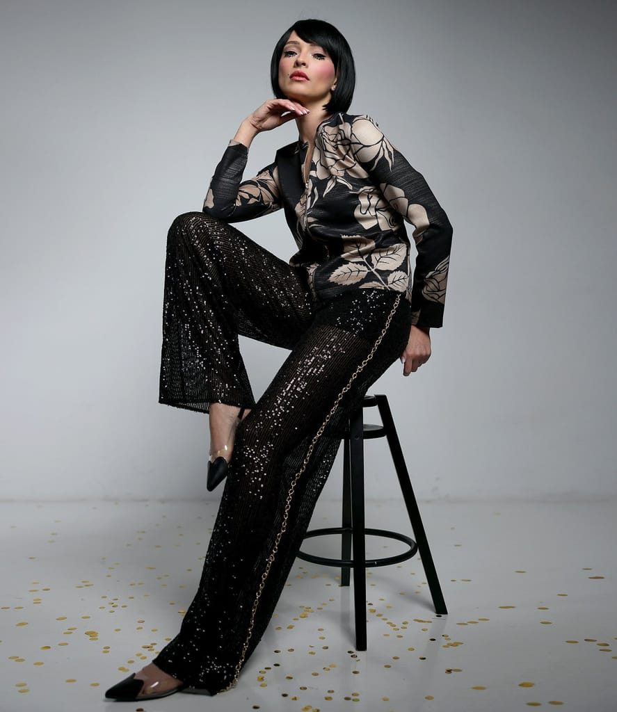 Pantaloni de seara din paiete fine cu lant auriu pe lateral dreapta