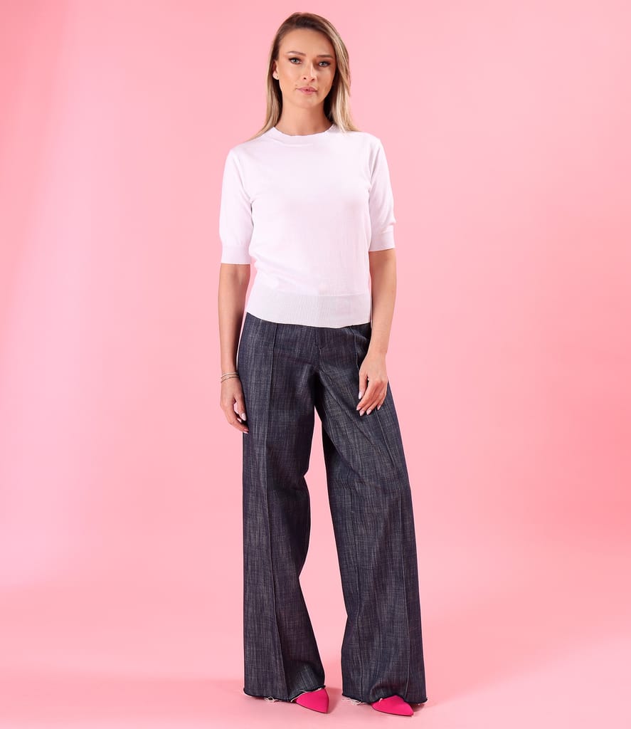 Tinuta smart casual cu pantaloni largi din denim cu bluza tricotata fin