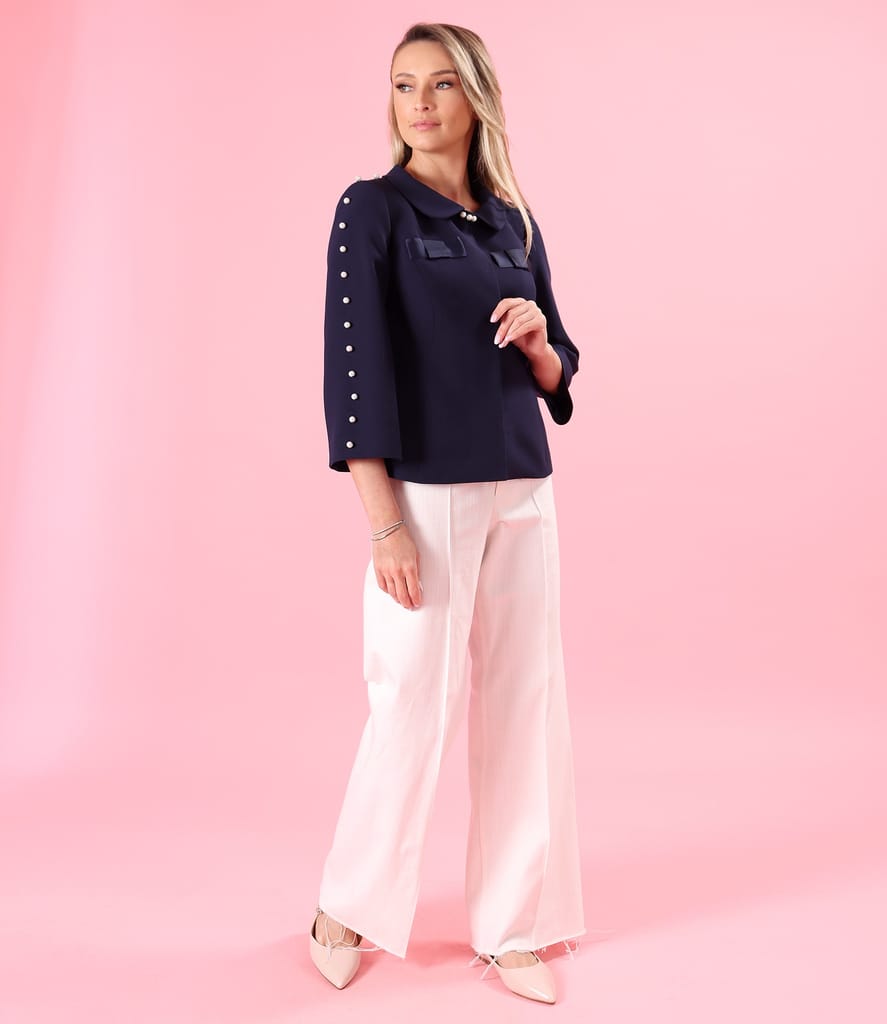 Sacou cu perle pe maneca dreapta si pantaloni largi din denim