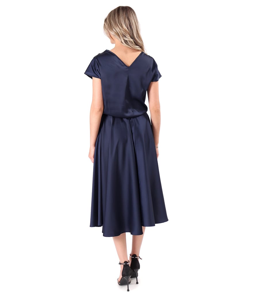 Rochie midi din satin elastic cu decolteu barcuta
