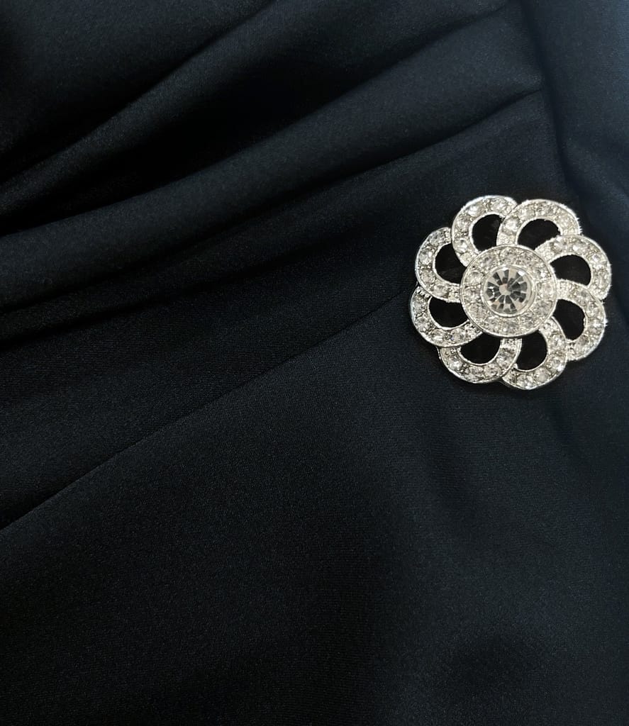 Rochie midi din satin elastic cu decolteu barcuta