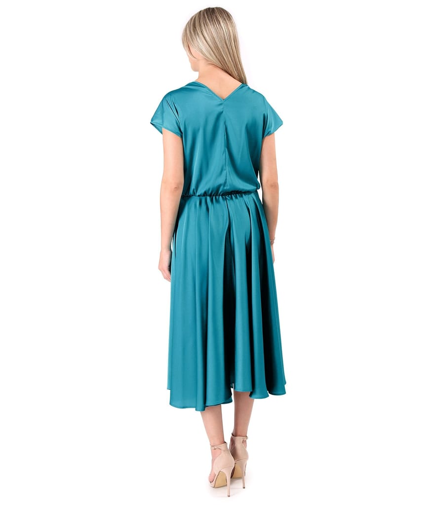 Rochie midi din satin elastic cu decolteu barcuta