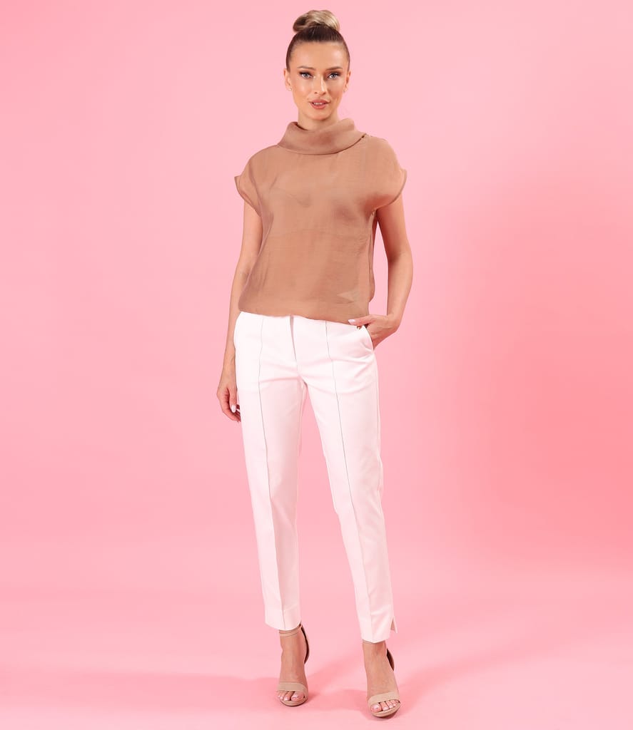 Tinuta smart casual cu pantaloni pana si bluza din tencel