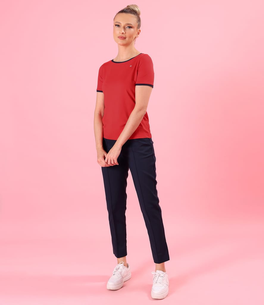 Tinuta smart casual cu pantaloni pana cu dunga pe fata si bluza din jerse elastic