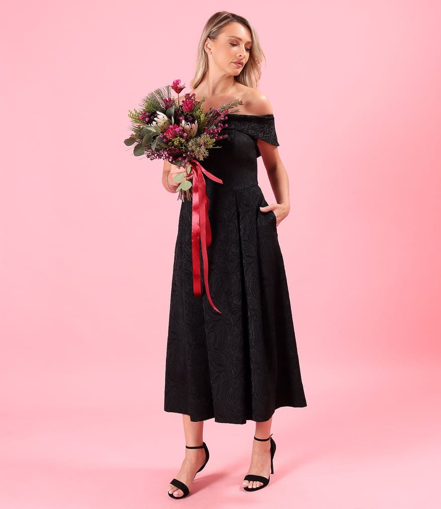 Rochie eleganta de seara cu umeri goi din brocart elastic cu motive florale