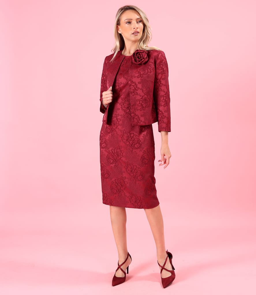 Tinuta eleganta cu rochie si sacou din brocart cu motive florale