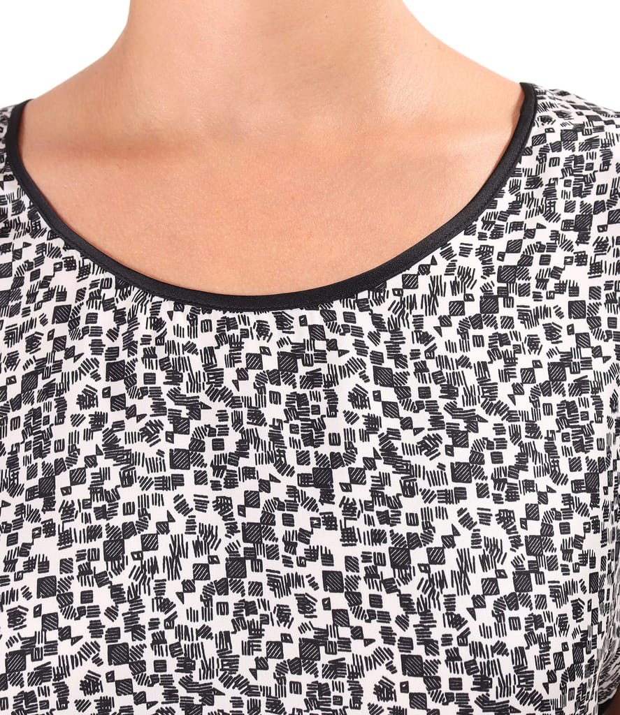 Bluza lejera cu fata imprimata cu motive geometrice