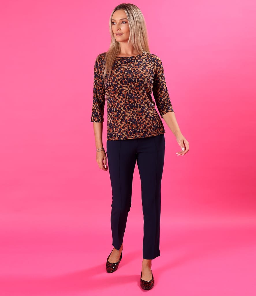 Bluza din jerse elastic imprimat cu pantaloni pana cu dunga cusuta pe fata