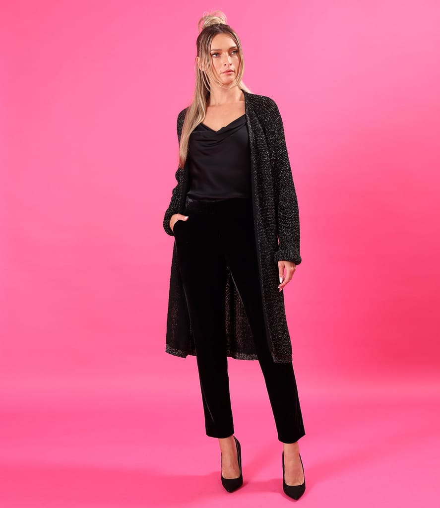 Tinuta eleganta cu pantaloni din catifea si cardigan lung tricotat cu viscoza
