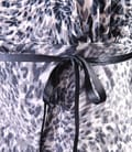 Rochie imprimeu leopard decupata pe decolteu