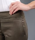 Pantaloni cu tinte metalice din saten gros elastic kaki