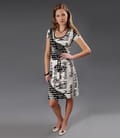 Rochie din jerse alb-negru cu imprimeu grafic