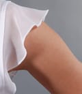 Tricou din jerse uni alb cu aripioare din voal