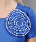 Tricou din jerse uni albastru cu floare
