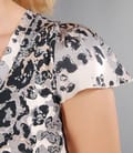 Tricou cu aripioare saten si aplicatie cristale