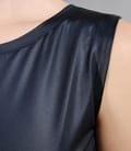 Tricou din jerse elastic satinat cu decolteu barcuta