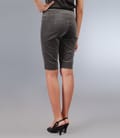 Pantaloni scurti din catifea elastica cu garnitura