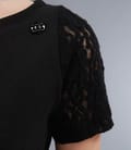 Tricou din jerse elastic cu maneci de dantela