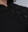 Rochie neagra cu fenta si brandemburguri