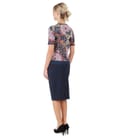 Tinuta eleganta cu fusta conica si bluza din jerse imprimat in relief