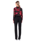 Tinuta office cu bluza imprimata cu motive florale si pantaloni drepti