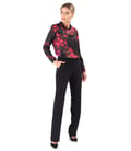 Tinuta office cu bluza imprimata cu motive florale si pantaloni drepti