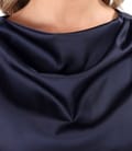 Rochie midi din satin elastic cu decolteu barcuta