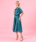 Rochie midi din satin elastic cu decolteu barcuta