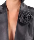 Sacou elegant satinat cu rever si floare decorativa