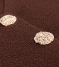 Cardigan lejer tricotat cu nasturi aurii tip brosa