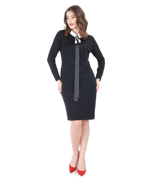 Tinuta eleganta cu rochie din tricot elastic si brosa cu cristale