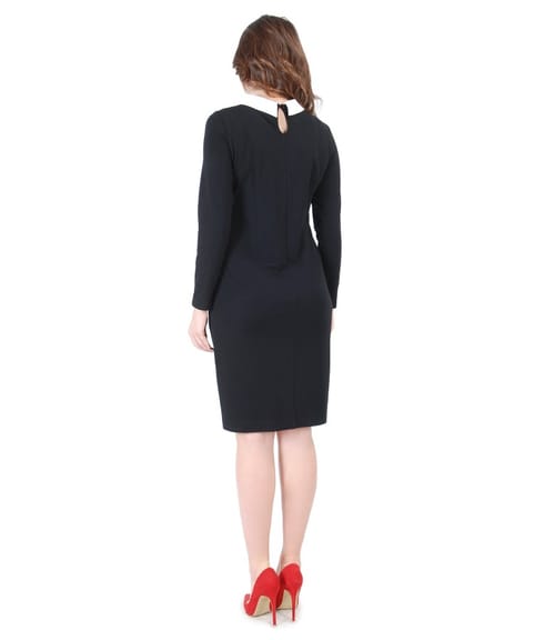 Tinuta eleganta cu rochie din tricot elastic si brosa cu cristale