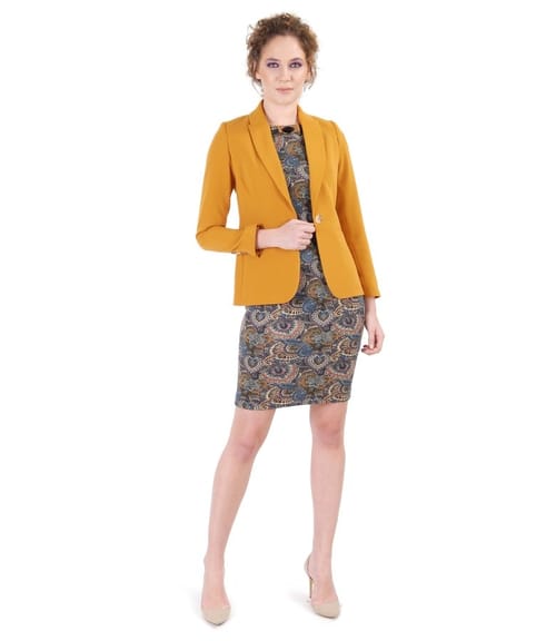 Tinuta office cu sacou din stofa texturata si rochie din jerse imprimat