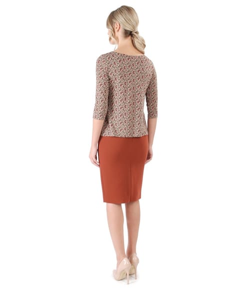 Tinuta office cu fusta creion si bluza din jerse cu clape decorative