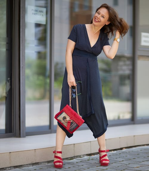 Rochie in colturi din viscoza imprimata cu picouri