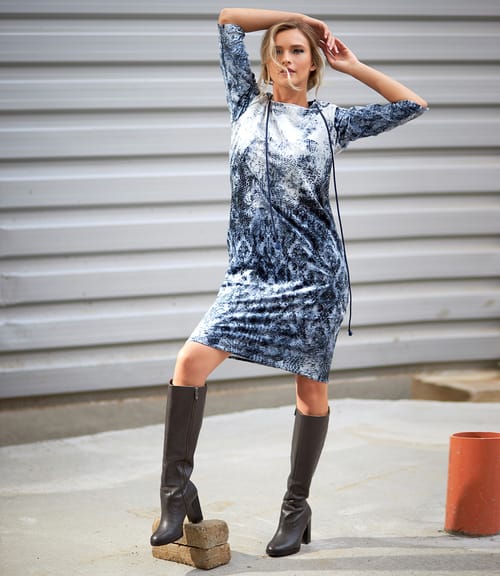 Rochie cu gluga din catifea elastica imprimata