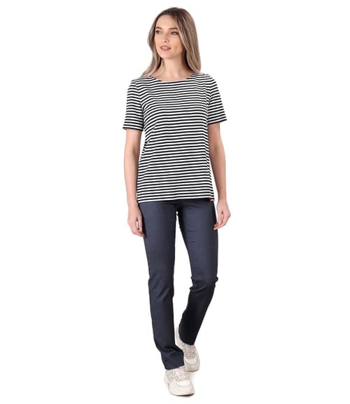 Tinuta casual cu pantaloni din denim si bluza din jerse cu dungi